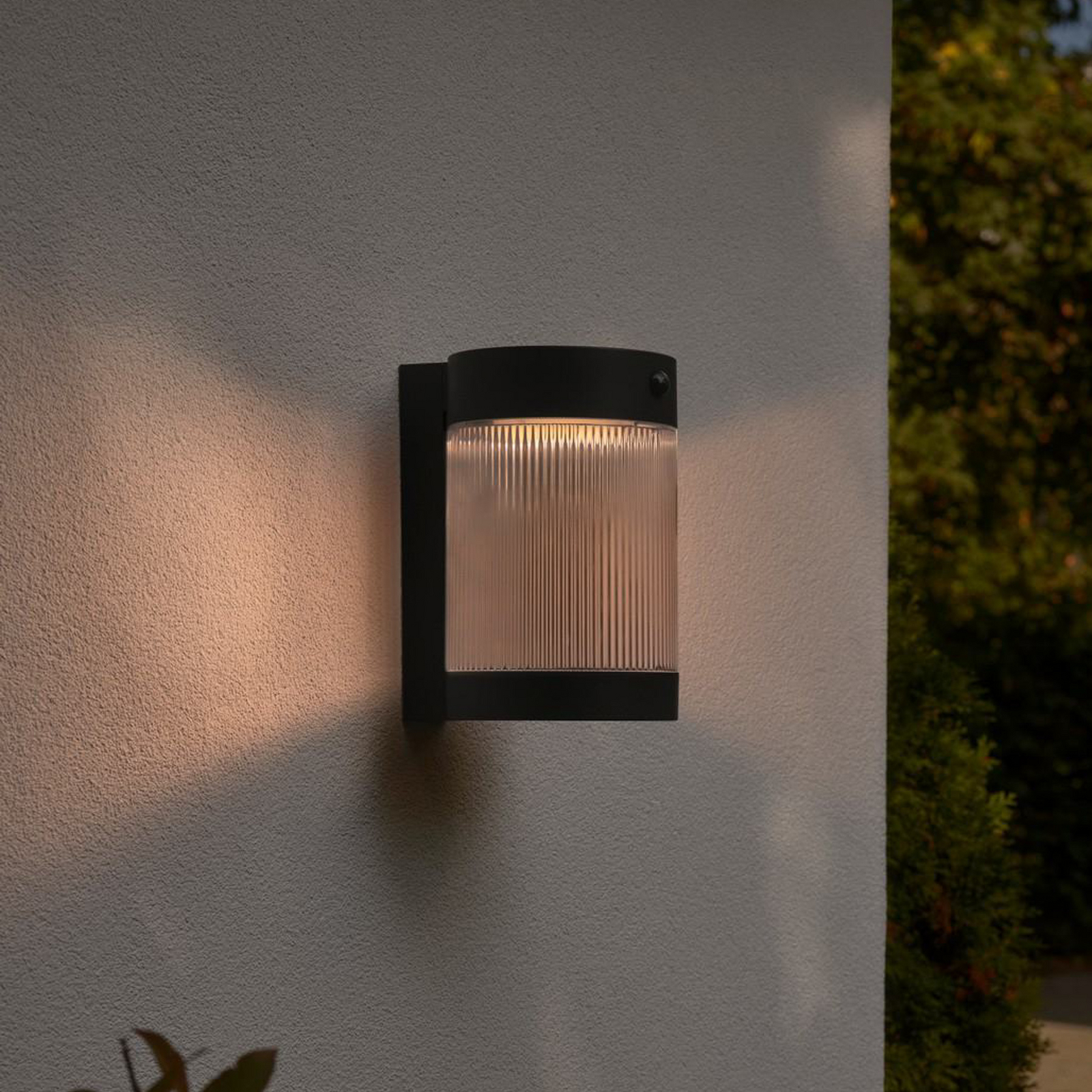 Coupar solar-powered outdoor wall light, black, plastic, IP44